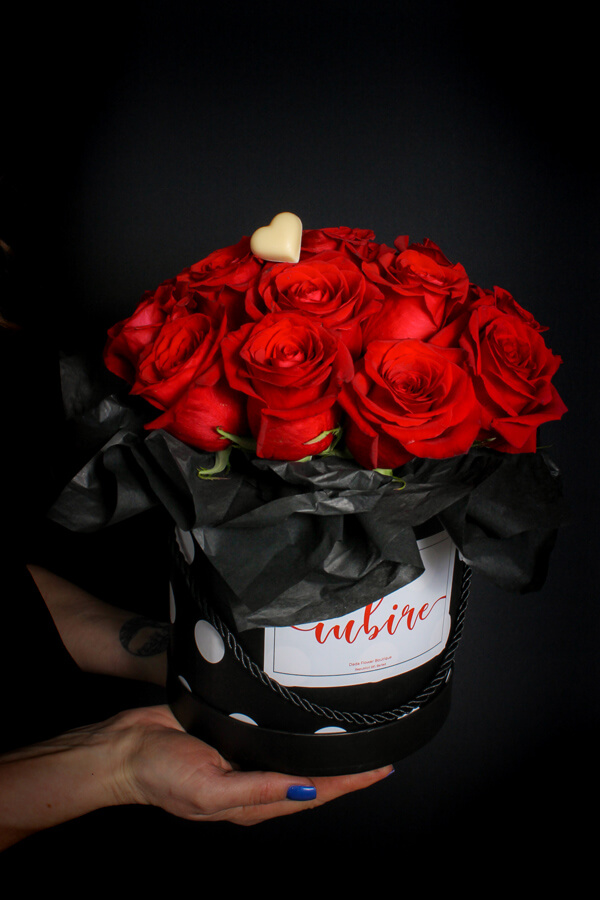 Aranjament Floral "Little Lov" format din 25 de fire de trandafii, este alegerea ideala pentru a fi oferit de ziua indragostitilor.