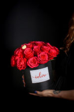 Aranjament Floral "Little Lov" format din 25 de fire de trandafii, este alegerea ideala pentru a fi oferit de ziua indragostitilor.