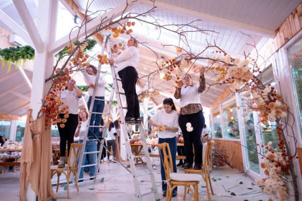 Curs de Bază pentru decoratori de evenimente cu flori artificiale